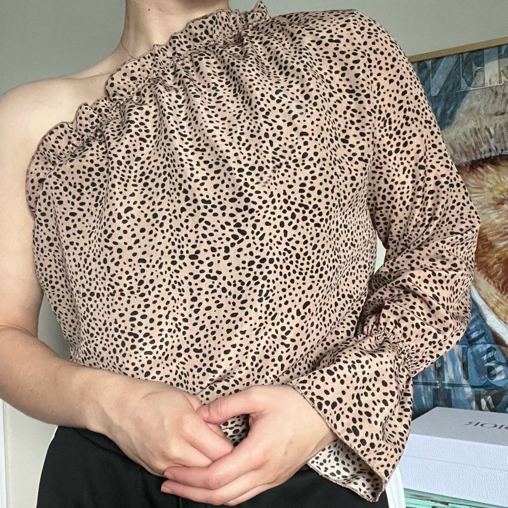 One shoulder top